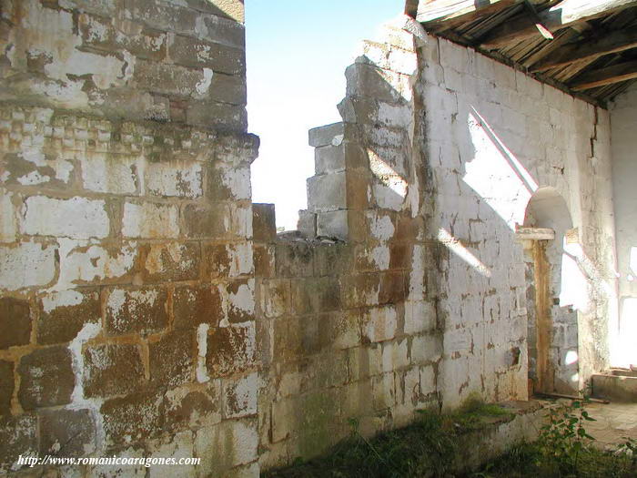 MURO SUR. RESTOS DEL VENTANAL DE DERRAMA INTERIOR